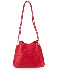 Красная замшевая сумка-мешок от Maison Margiela