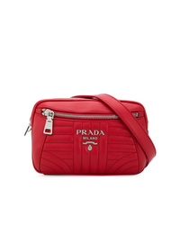 Красная кожаная поясная сумка от Prada