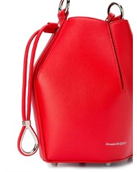 Красная кожаная сумка-мешок от Alexander McQueen