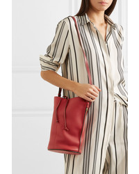 Красная кожаная сумка-мешок от Loewe