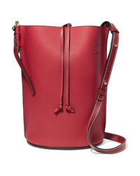 Красная кожаная сумка-мешок от Loewe