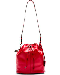 Красная кожаная сумка-мешок от Alexander McQueen