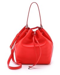 Красная кожаная сумка-мешок от Tory Burch