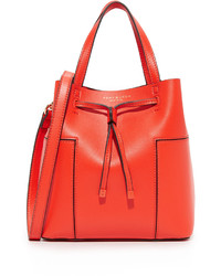 Красная кожаная сумка-мешок от Tory Burch
