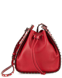Красная кожаная сумка-мешок от Valentino Garavani