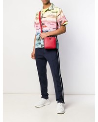 Красная кожаная сумка почтальона от Prada