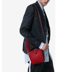 Красная кожаная сумка почтальона от Prada