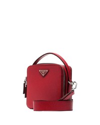 Красная кожаная сумка почтальона от Prada