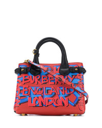 Красная кожаная сумка через плечо с принтом от Burberry