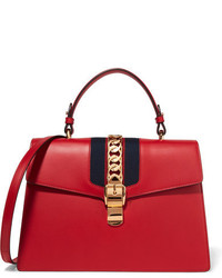 Красная кожаная сумка через плечо с украшением от Gucci