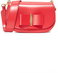 Красная кожаная сумка через плечо от Salvatore Ferragamo