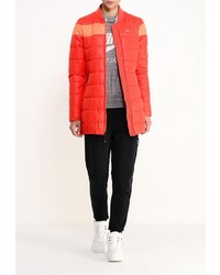 Женская красная куртка-пуховик от Nike