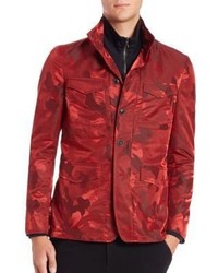 Красная куртка с камуфляжным принтом