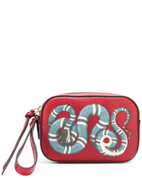 Красная сумка через плечо со змеиным рисунком от Gucci