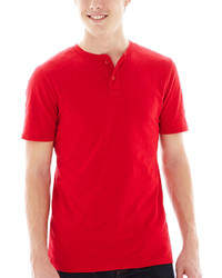 Красная футболка на пуговицах