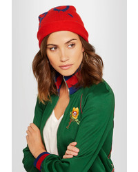 Женская красная шапка с принтом от Gucci