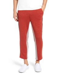 Красно-белые спортивные штаны