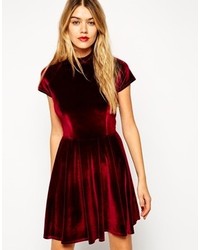 Красное бархатное платье с плиссированной юбкой от Asos