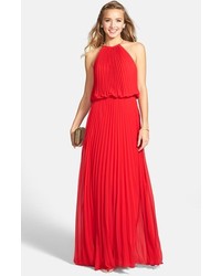 Красное вечернее платье со складками