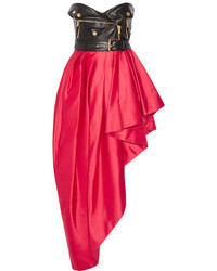 Красное кожаное платье-миди с рюшами от Moschino