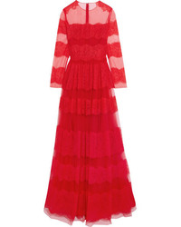 Красное кружевное вечернее платье от Valentino