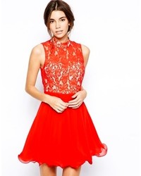 Красное кружевное коктейльное платье
