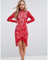 Красное кружевное облегающее платье