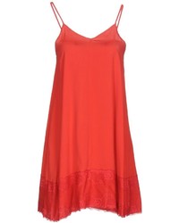 Красное кружевное платье-комбинация