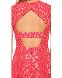 Красное кружевное платье-миди от BCBGMAXAZRIA