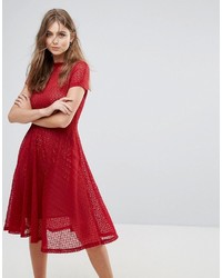 Красное кружевное платье-миди от Goldie