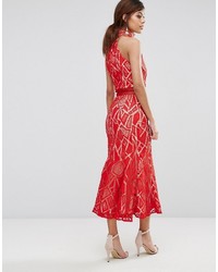 Красное кружевное платье-миди от Jarlo