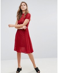 Красное кружевное платье-миди от Goldie