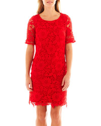Красное кружевное платье прямого кроя