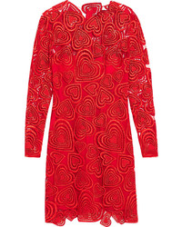 Красное кружевное платье прямого кроя от Christopher Kane