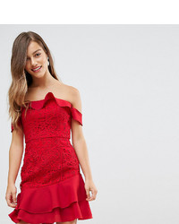 Красное кружевное платье прямого кроя