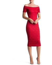 Красное кружевное платье с открытыми плечами