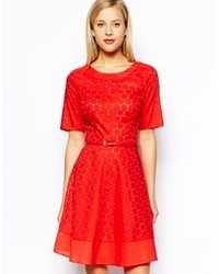 Красное кружевное платье с плиссированной юбкой