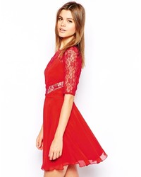 Красное кружевное платье с плиссированной юбкой от Elise Ryan