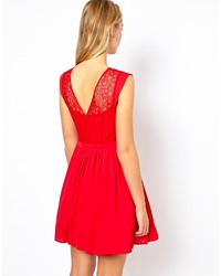 Красное кружевное платье с плиссированной юбкой от Oasis