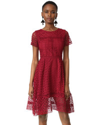 Красное кружевное платье с пышной юбкой от Cupcakes And Cashmere