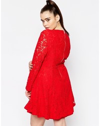 Красное кружевное платье с пышной юбкой