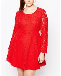 Красное кружевное платье с пышной юбкой