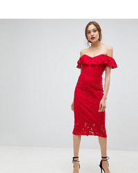 Красное кружевное платье-футляр с рюшами