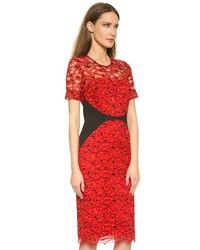 Красное кружевное платье-футляр от Lela Rose