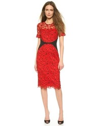 Красное кружевное платье-футляр от Lela Rose