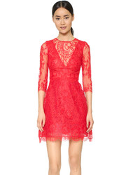 Красное кружевное платье-футляр от Monique Lhuillier