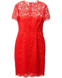 Красное кружевное платье-футляр от Valentino