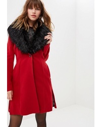 Красное пальто с меховым воротником от MET