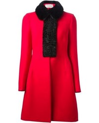 Красное пальто с меховым воротником от Valentino
