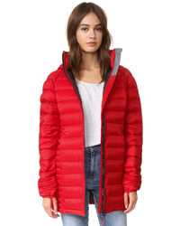 Женское красное пальто от Canada Goose